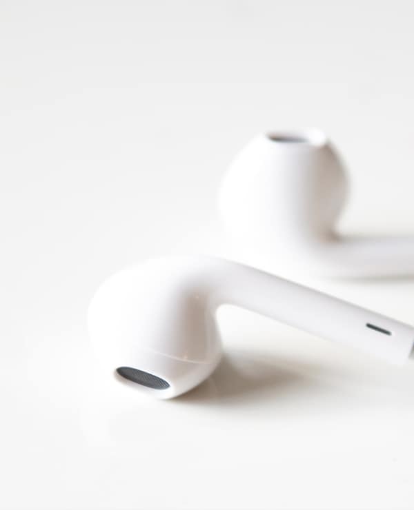 White-earbuds-gallery-img q