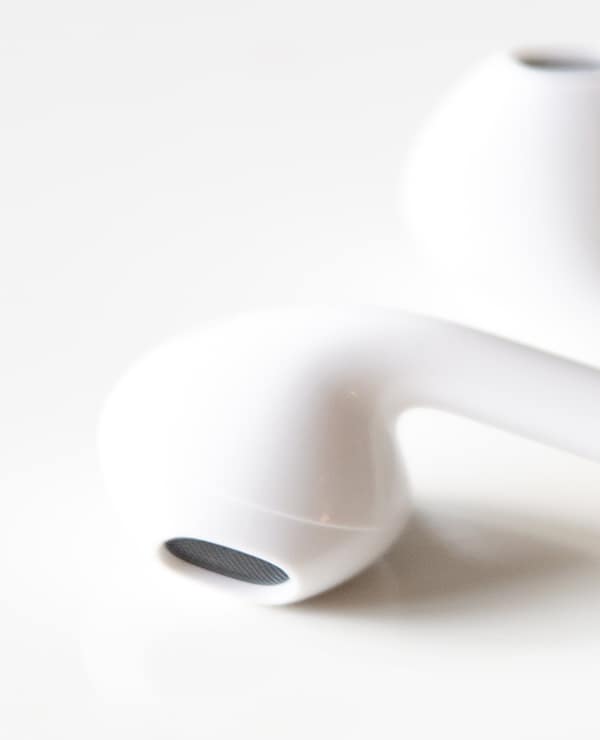 White-earbuds-gallery-img2 q
